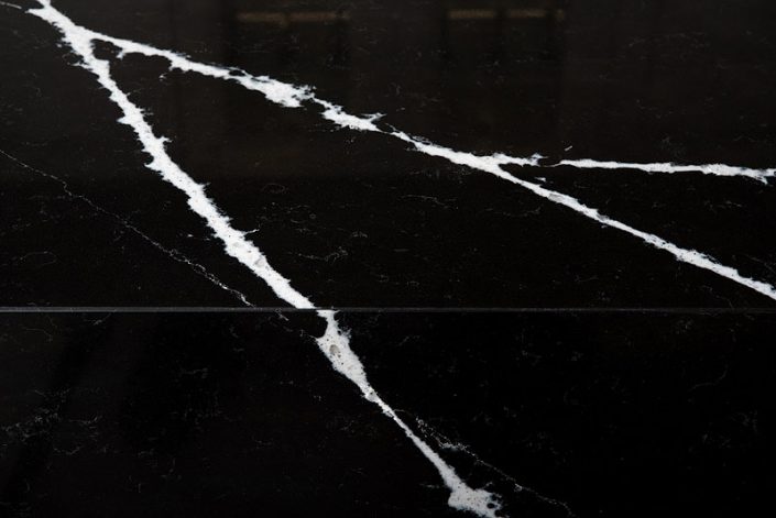 Detalle veta encimera silestone cosentino suede eternal pulido fotógrafo profesional interiores comercial Asturias Gijon blanco y negro