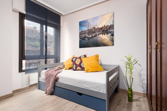 Dormitorio de fotógrafo profesional de interiores, inmobiliaria, decoración, homestaging, alquiler vacacional, Airbnb Gijón Asturias