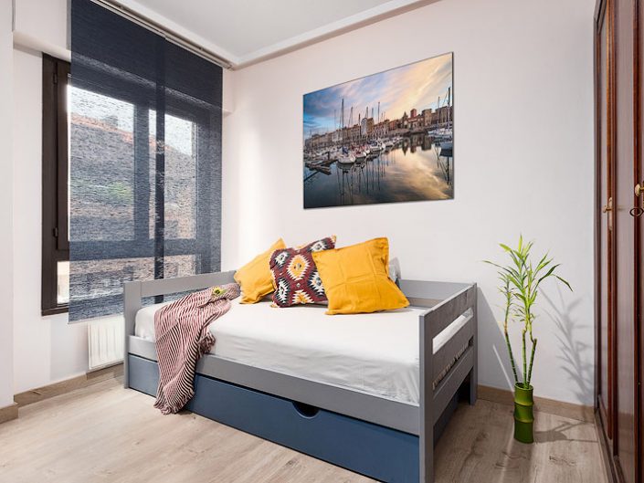 Dormitorio de fotógrafo profesional de interiores, inmobiliaria, decoración, homestaging, alquiler vacacional, Airbnb Gijón Asturias