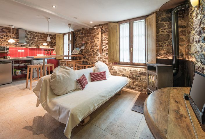 Foto de fotógrafo de interiores profesional de casas rurales de sala rústica para homeaway en Asturias cerca de Cangas de Onís