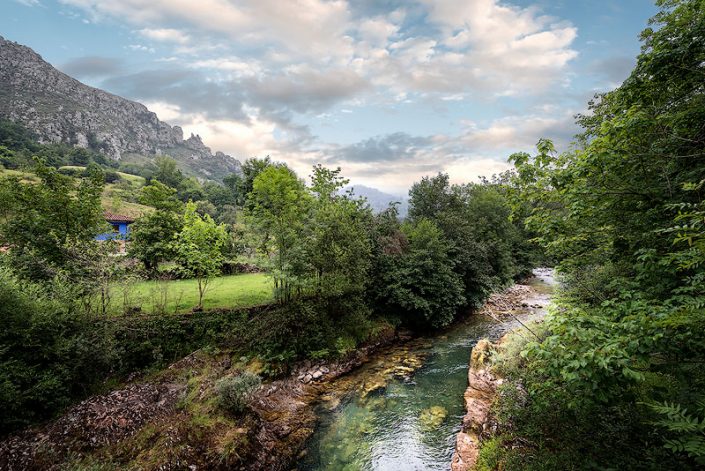 Fotografía de fotógrafo profesional de casas rurales en Asturias de paisaje de montaña y río sella cerca de Cangas de Onís