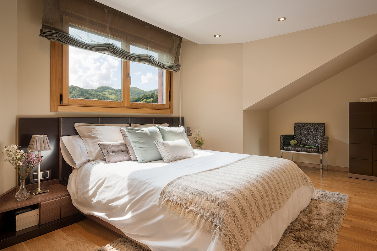 Fotografía para homestaging y gestión inmobiliaria de interiores y decoración en Gijon, Asturias de Dormitorio con vistas a las montañas
