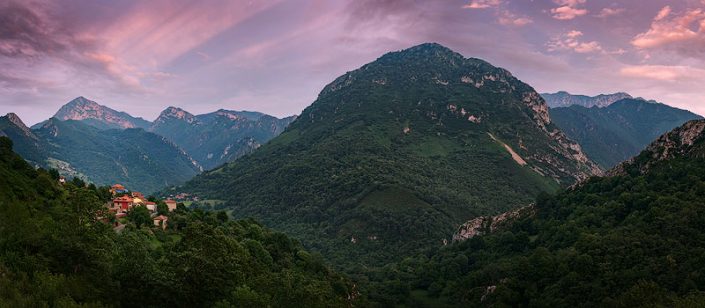 Fotografía profesional de casas rurales en parque natural de ponga de paisaje de montaña en Asturias al anochecer en paraíso natural para airbnb y toprural