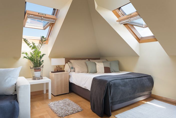 Fotografía profesional de diseño de interiores y home staging de dormitorio con velux de ático en Gijón, Asturias