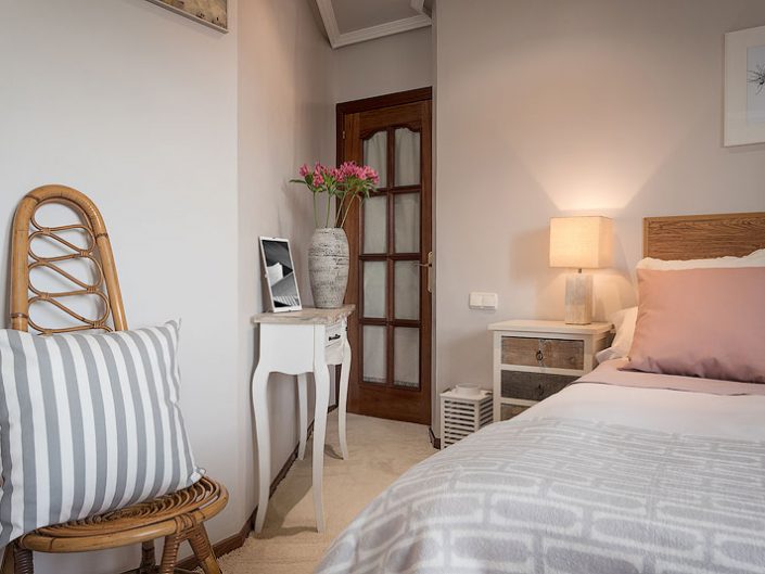 Fotografía profesional de interiores para alquiler vacacional Airbnb Homeaway de dormitorio decorado por home stager
