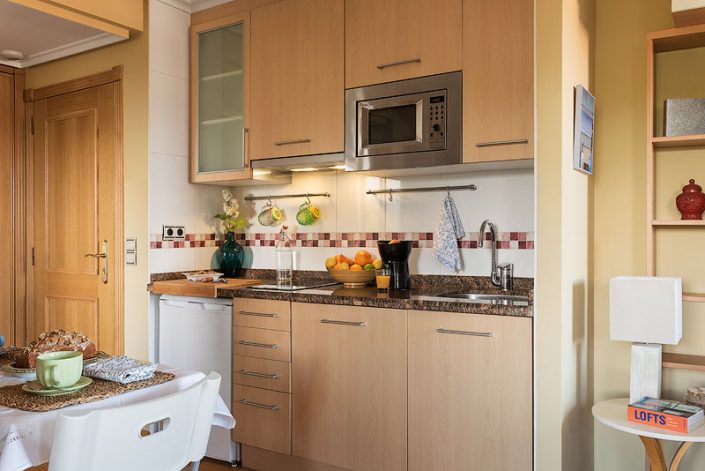 Fotografía profesional de interiores para home staging de cocina de loft en Viesques, Gijón, Asturias