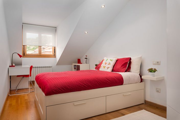Fotógrafo para diseñadores de interiores arquitectura decoradores home stagers asturias Emilio Zaera profesional dormitorio individual rojo