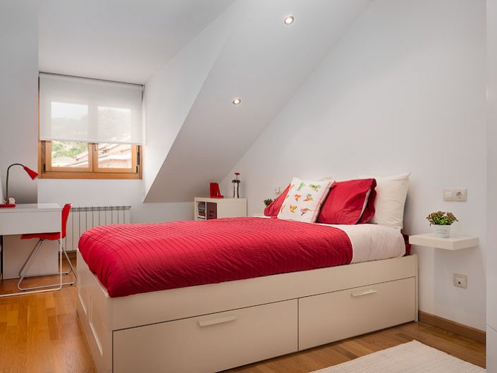 Fotógrafo para diseñadores de interiores arquitectura decoradores home stagers asturias Emilio Zaera profesional dormitorio individual rojo