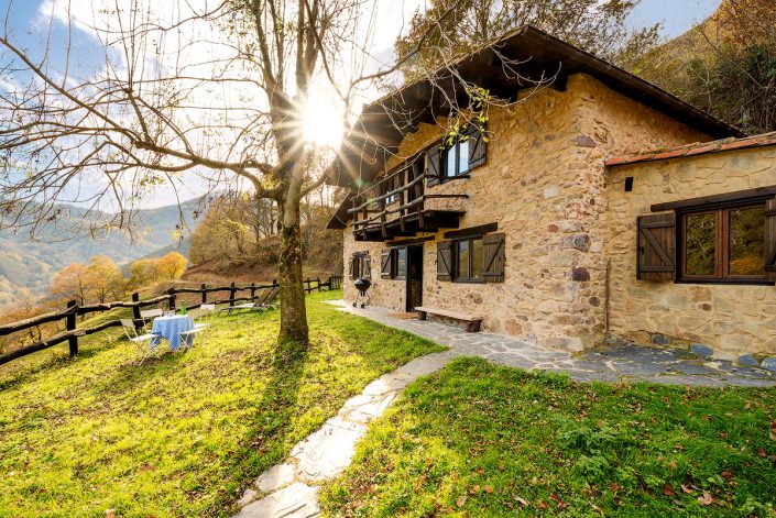 Fotógrafo profesional de casas rurales y turismo vacacional Asturias, cabaña entre montañas en parque de Redes