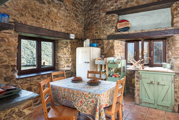 Fotógrafo profesional de casas rurales y turismo vacacional Asturias, comedor de cocina