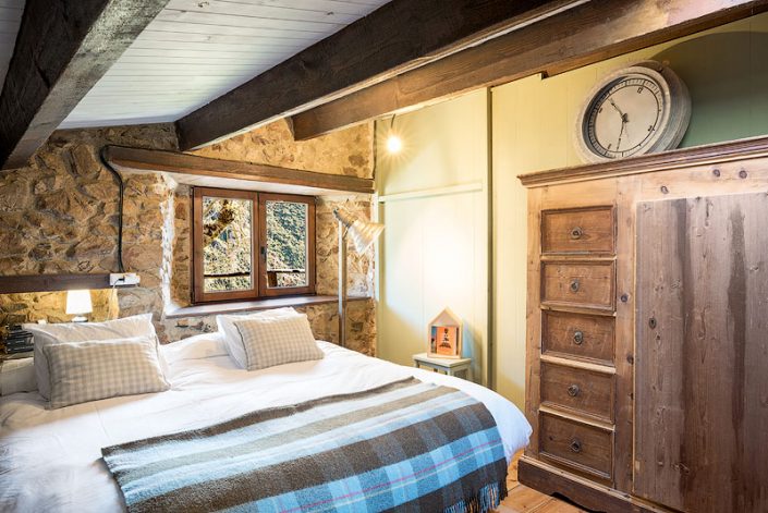 Fotógrafo profesional de casas rurales y turismo vacacional Asturias, dormitorio bajo cubierta con vistas