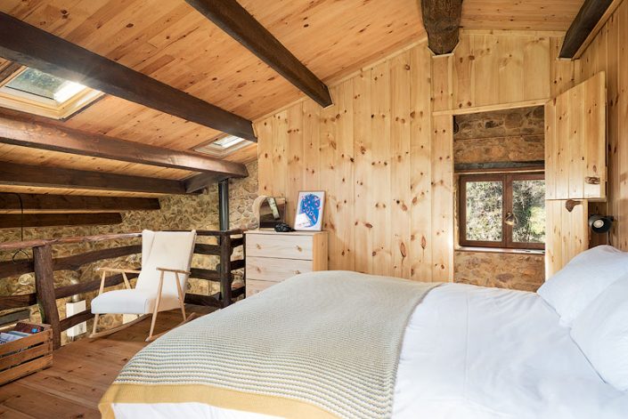 Fotógrafo profesional de casas rurales y turismo vacacional Asturias, dormitorio principal y rincón de lectura