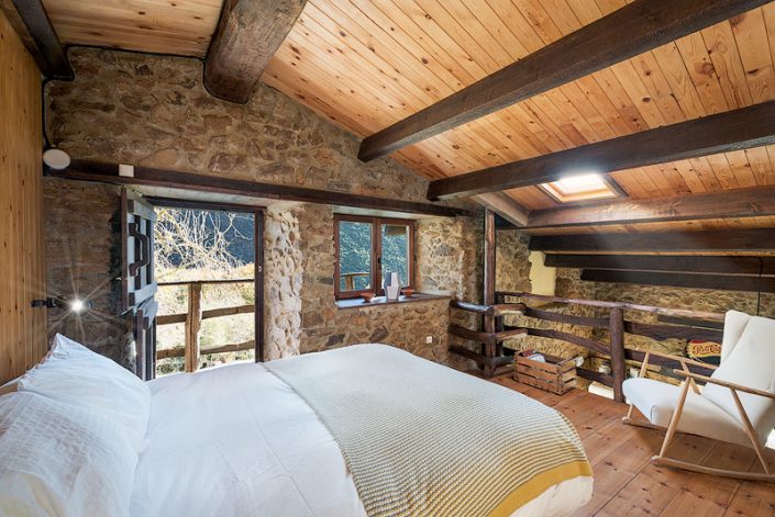Fotógrafo profesional de casas rurales y turismo vacacional Asturias, dormitorio principal y terraza con vistas al valle