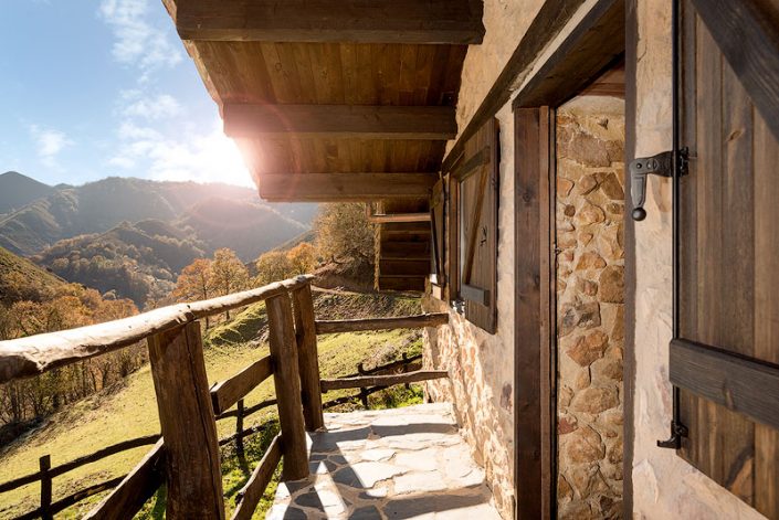 Fotógrafo profesional de casas rurales y turismo vacacional Asturias, terraza con vistas al valle