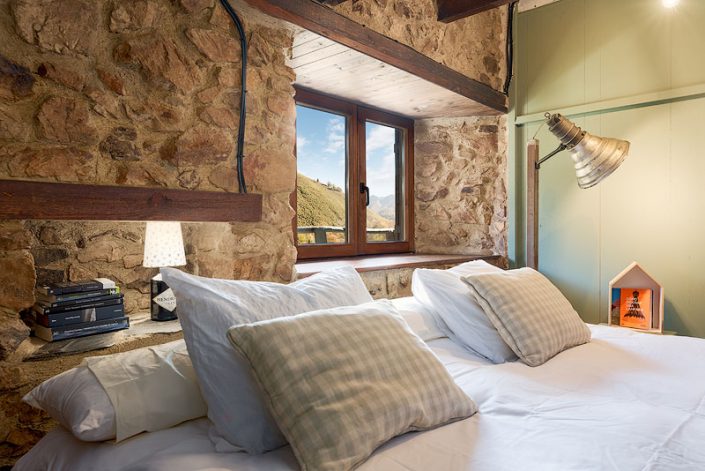 Fotógrafo profesional de casas rurales y turismo vacacional Asturias, vistas a las montañas de dormitorio