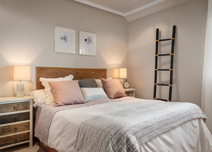Fotógrafo profesional de diseño de interiores e interiorismo de dormitorio decorado para marketing de home staging inmobiliario en Asturias