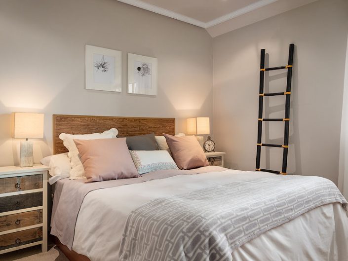 Fotógrafo profesional de diseño de interiores e interiorismo de dormitorio decorado para marketing de home staging inmobiliario en Asturias