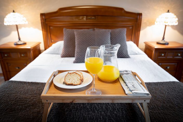 Fotógrafo profesional de interiores fotografía dormitorio desayuno en la cama asturias llanes gulpiyuri naves