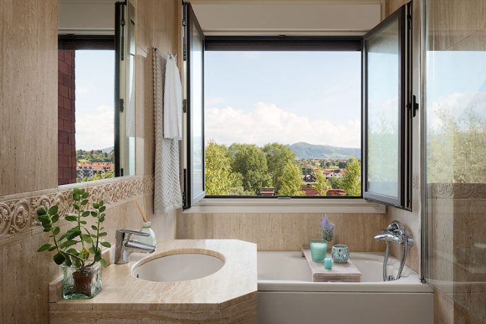 foto de fotógrafo profesional de interiores para home staging de baño con ventana exterior en Gijón, Asturias