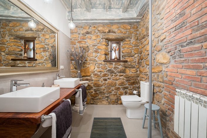 fotografo de interiores profesional asturias para casas rurales y turismo vacacional baño rustico casona la llana