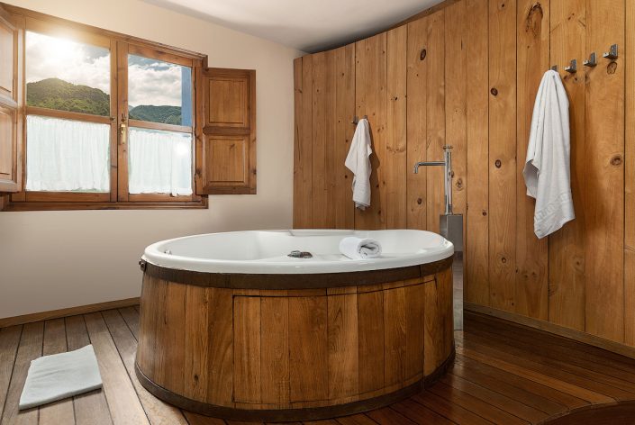fotografía de interiores de baño con jacuzzi de fotógrafo profesional de casa rural de campo con vistas a la montaña en Asturias para airbnb y toprural
