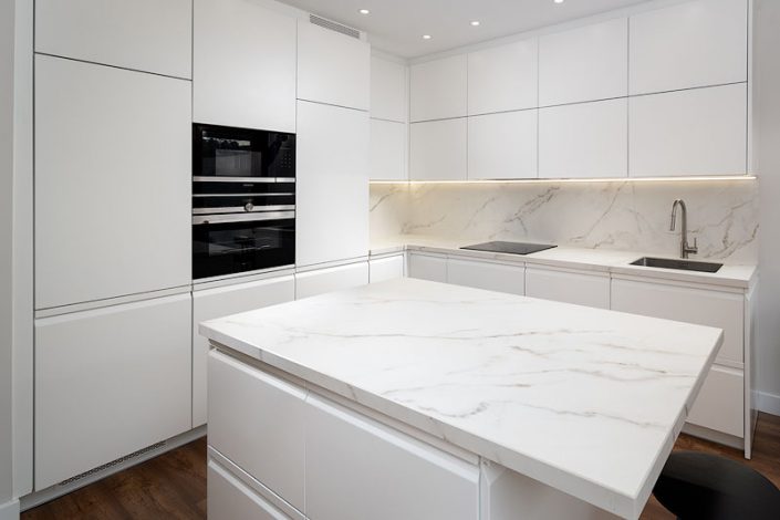 fotografía profesional exposición catálogo cocina encimera placa grifo horno muebles calidad