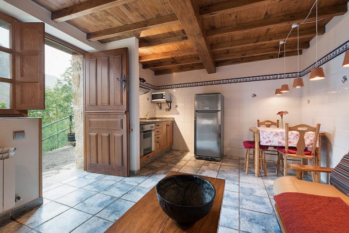 imagen de fotógrafo de interiores profesional de casas rurales de sala rústica para homeaway y airbnb