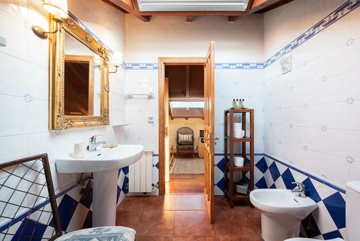 professional photographer for vacational country holiday rural house asturias Emilio Zaera bathroom interior details
