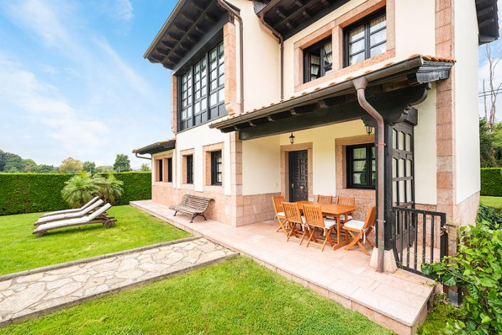 professional photographer for vacational country holiday rural house asturias Emilio Zaera breakfast hammoc